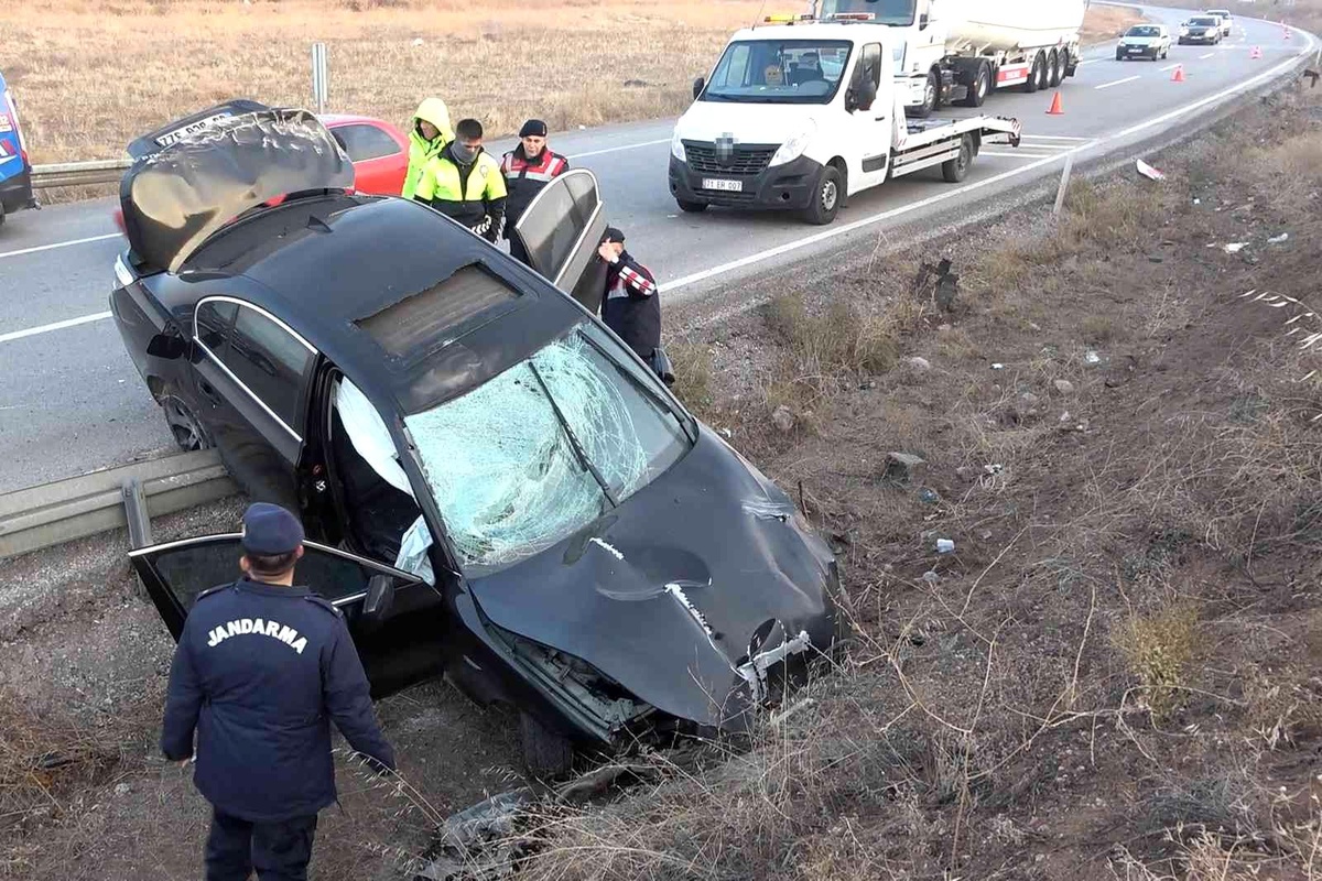 Trafik levhalarına çarpan otomobil 150 metre sürüklendi: 2 yaralı