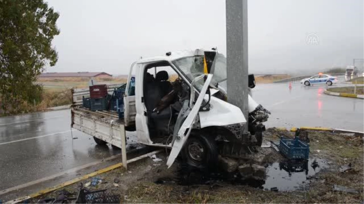 Trafik levhasına çarpan kamyonetteki 2 kişi yaralandı