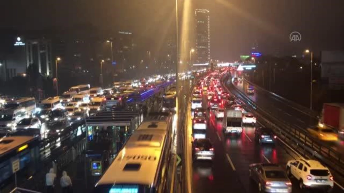 Trafikte yoğunluk yaşanıyor