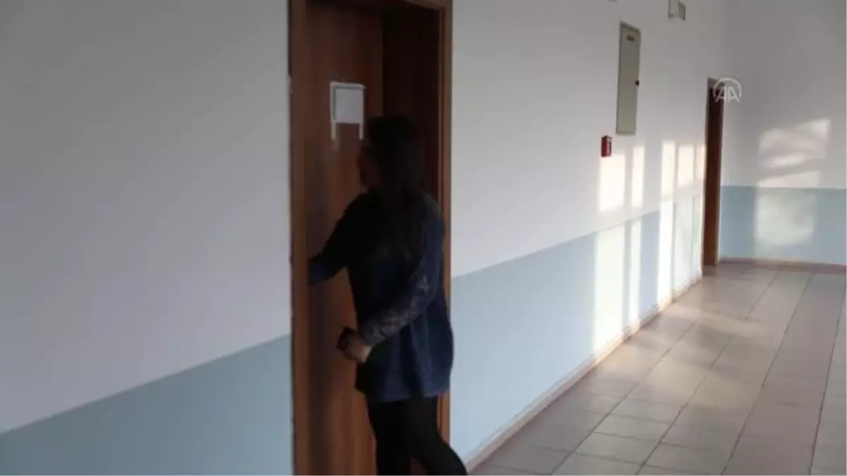 Türk kızı Öykü Gül, filmlerden öğrendiği Hintçe ile Hindistan'ın aranan sesi oldu