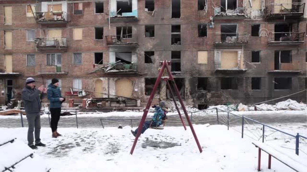 Ukrayna\'nın Vişgorod kentinde Rus saldırılarının ardından yaralar sarılmaya çalışılıyor