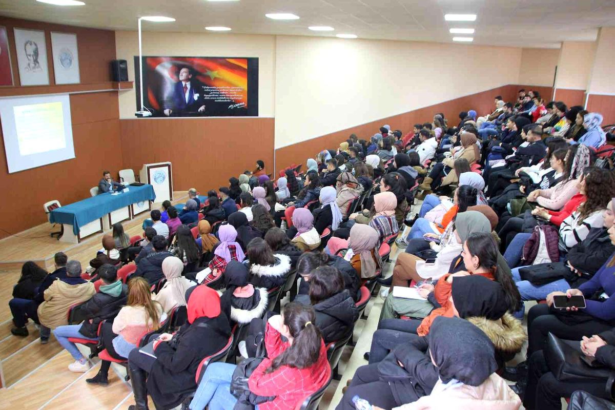 Üniversitede "Ailede Etkili İletişim" konferansı