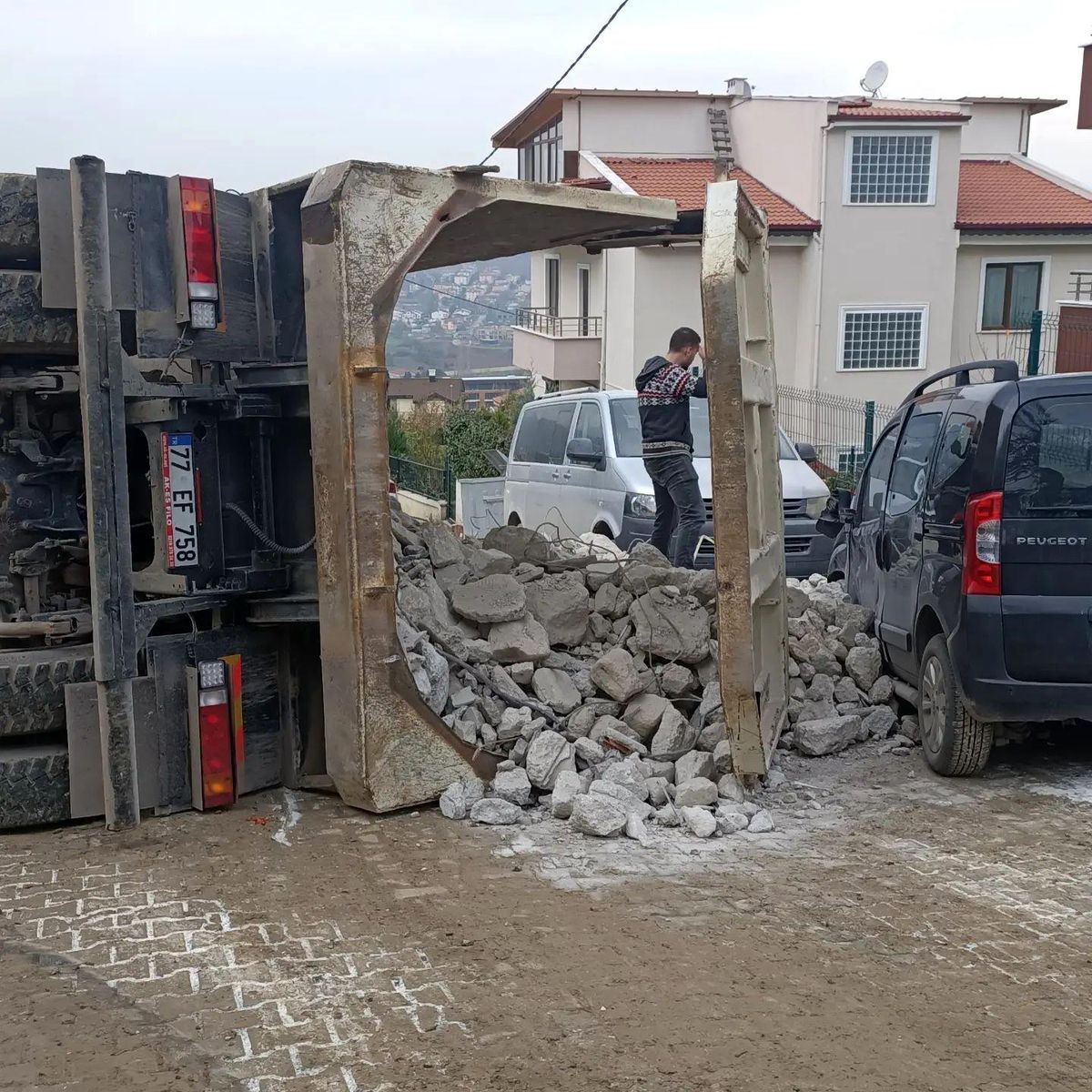 Yalova\'da moloz yüklü hafriyat kamyonu devrildi
