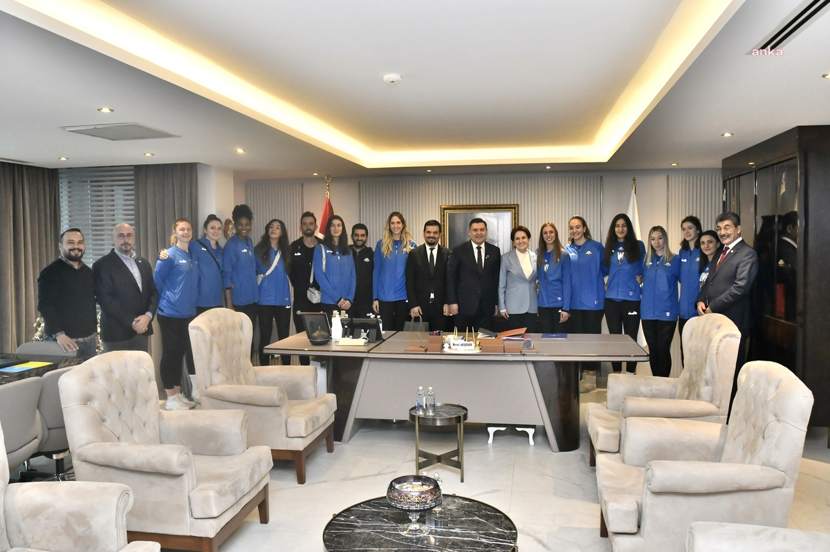 Akşener, Sigorta Shop Spor Kulübü Başkanı ve Sigorta Shop Kadın Voleybol Takımı Oyuncuları ile Bir Araya Geldi
