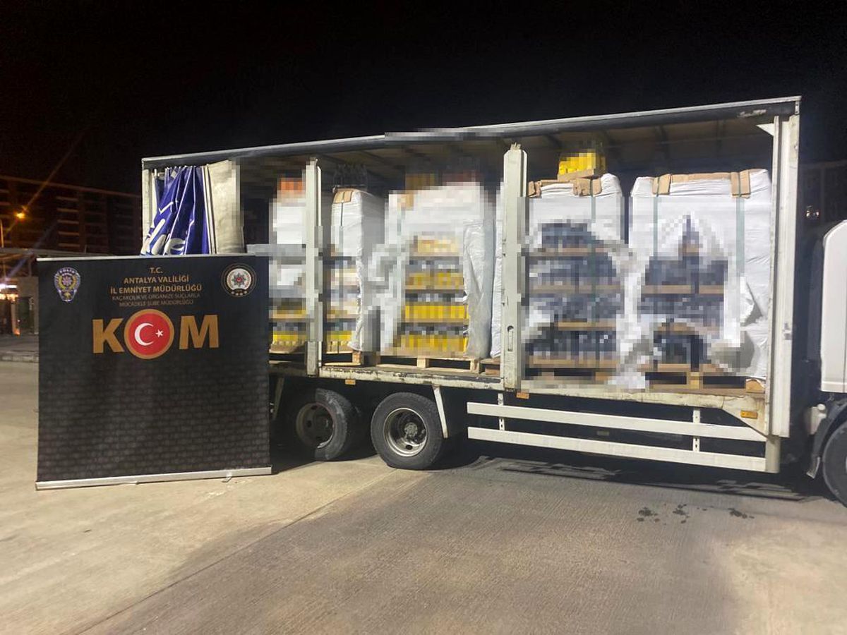 Antalya\'da 5 bin 232 şişe sahte alkol ele geçirildi