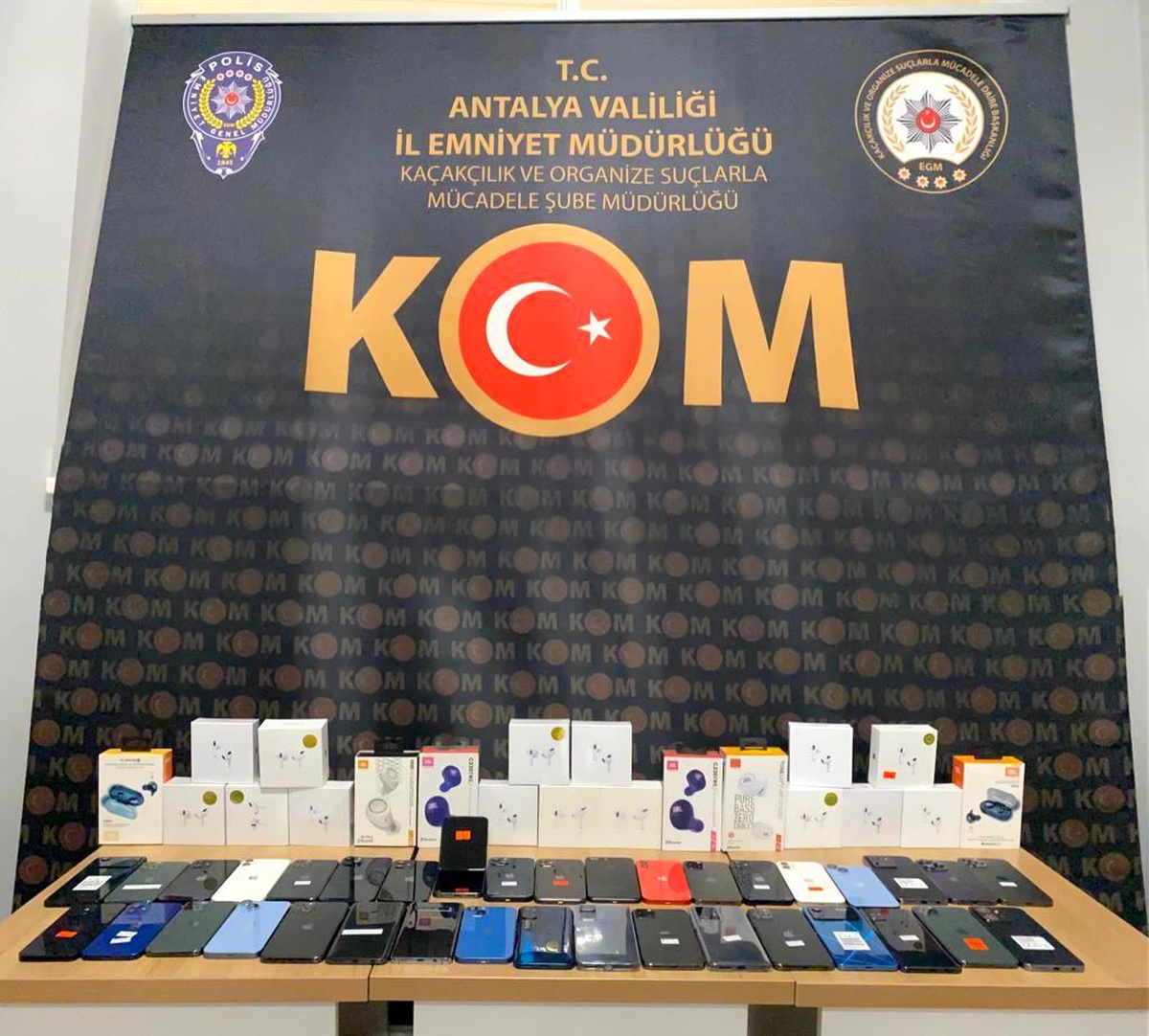 Antalya\'da gümrük kaçağı telefona geçit yok