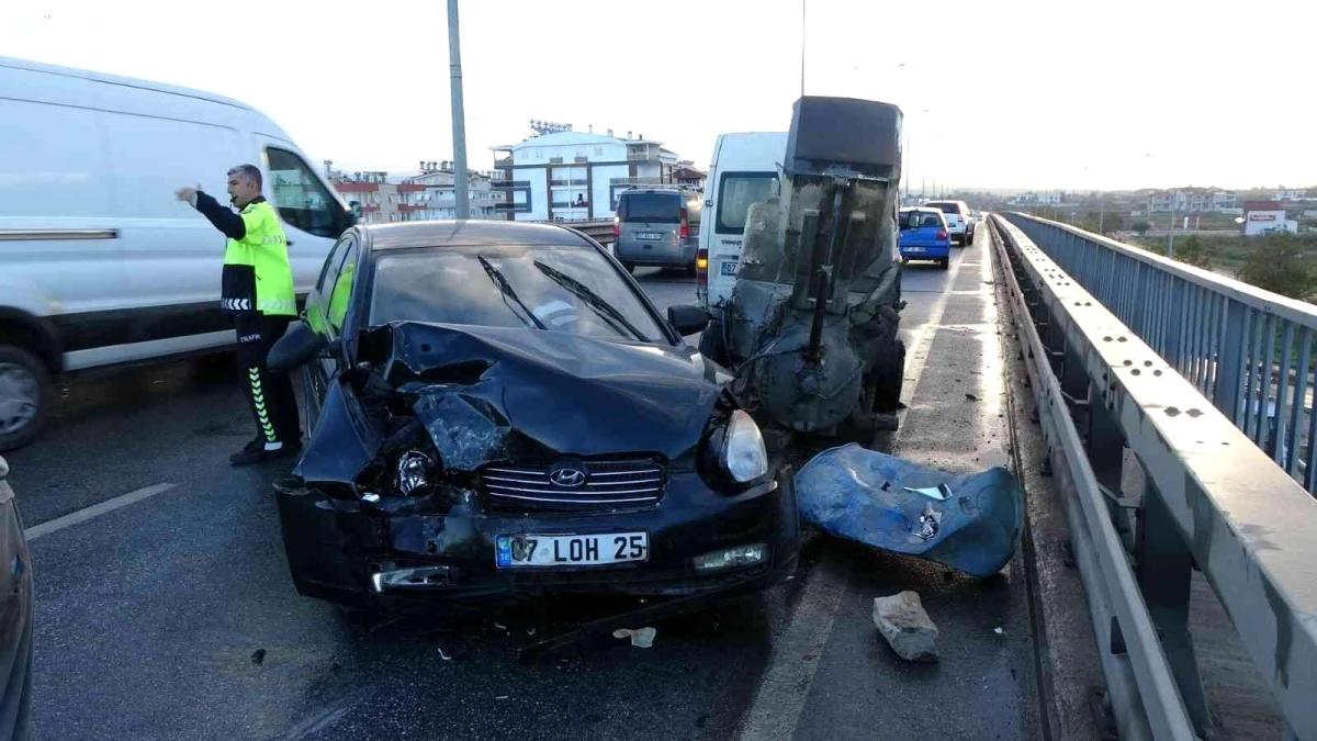 Antalya\'da otomobil kamyonete bağlı iş makinesine çarptı: 1 yaralı