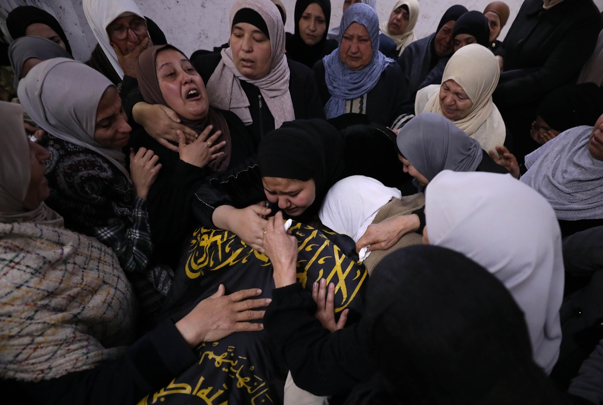 Batı Şeria\'da Çatışmalarda Ölen Filistinliler İçin Cenaze Töreni Düzenlendi