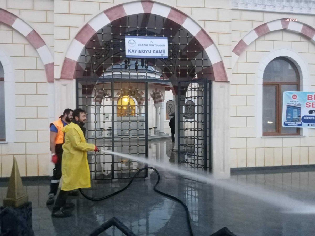 Bilecik\'te Bütün Cami Bahçeleri Her Hafta Yıkanarak Cuma Namazına Hazırlanıyor