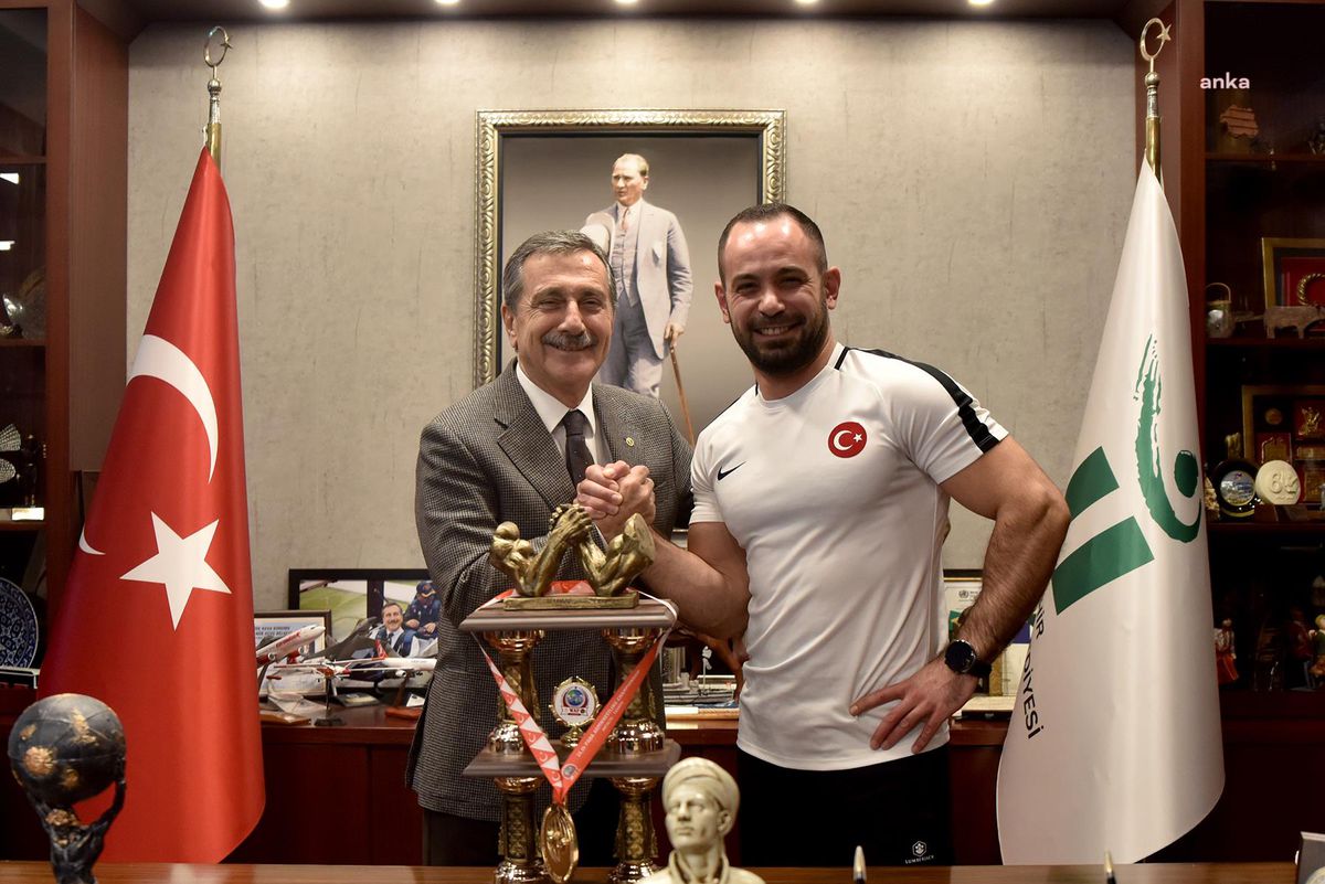 Bilek Güreşi Şampiyonu Arslan\'dan Tepebaşı Belediye Başkanı Ataç\'a Ziyaret