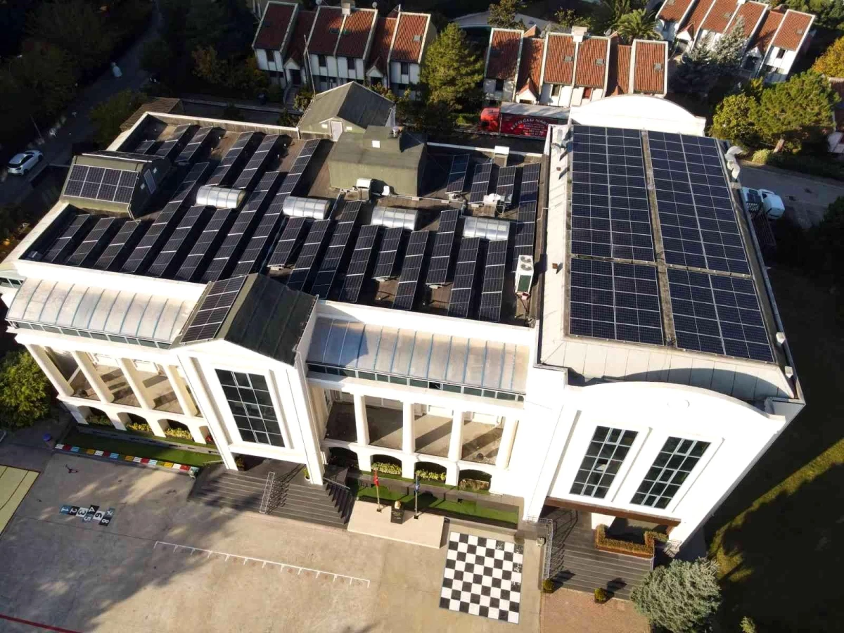 Çatıya kurdukları güneş panelleri ile okulun tüm enerjisini karşıladılar