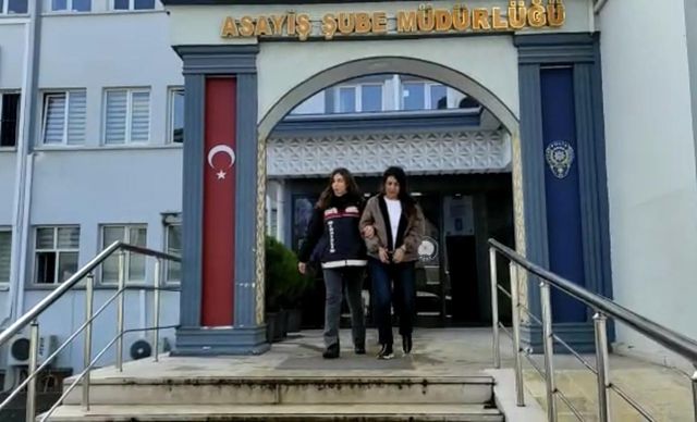 Cinsel ilişki vaadi ile yaşlı erkekleri kandırıp paralarını çalan kadın hırsız tutuklandı Cinsel ilişki vaadi ile yaşlı erkekleri kandırıp paralarını çalan kadın hırsız tutuklandı