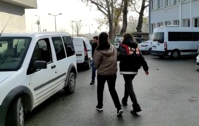 Cinsel ilişki vaadi ile yaşlı erkekleri kandırıp paralarını çalan kadın hırsız tutuklandı Cinsel ilişki vaadi ile yaşlı erkekleri kandırıp paralarını çalan kadın hırsız tutuklandı