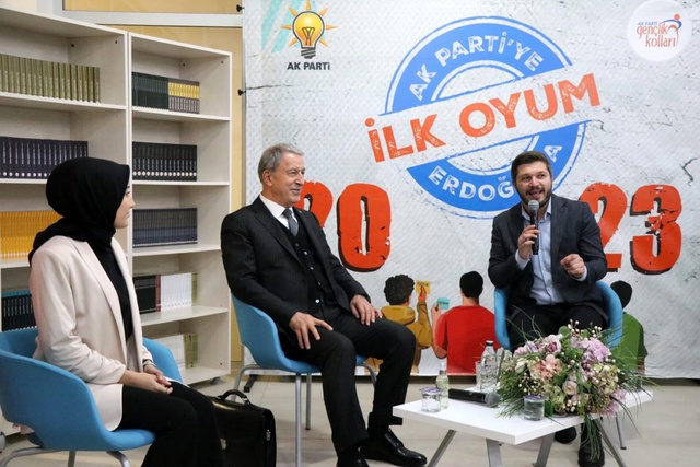 ÇANAKKALE - Gençler istedi, Bakan Akar Cumhurbaşkanı Erdoğan'ı telefonla aradı ÇANAKKALE - Gençler istedi, Bakan Akar Cumhurbaşkanı Erdoğan'ı telefonla aradı