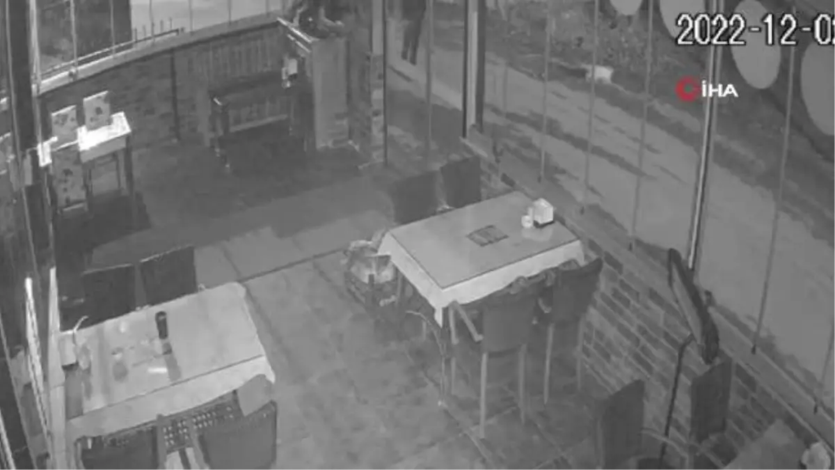 İki çocuk hırsızın gece yarısı arka arkaya 3 dükkanı soyduğu anlar kamerada