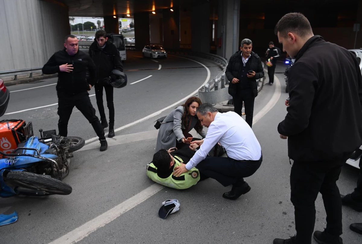 Kaza geçiren polis memurunun yardımına İstanbul Valisi Ali Yerlikaya koştu