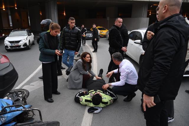 İstanbul Valisi Ali Yerlikaya, kaza geçiren polis memuruna yardım etti