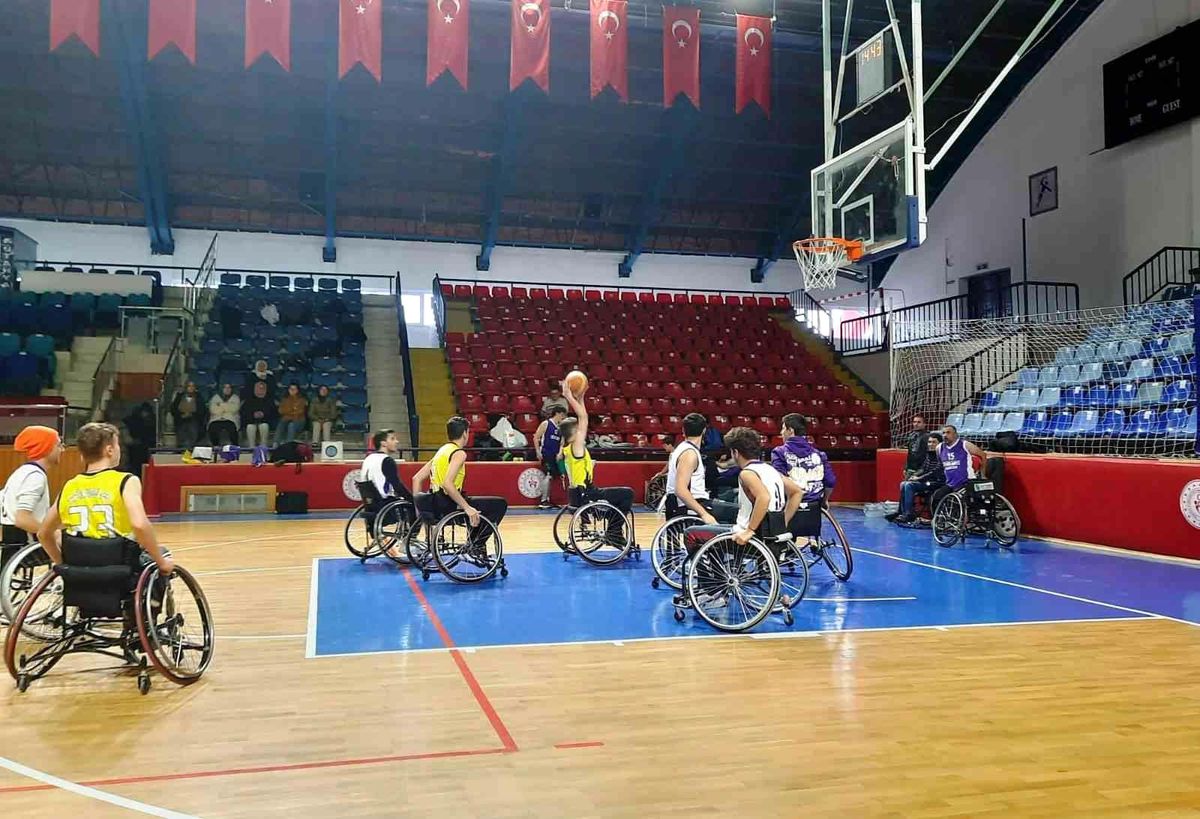 Lise öğrencileri tekerlekli sandalye ile basketbol maçı oynadı