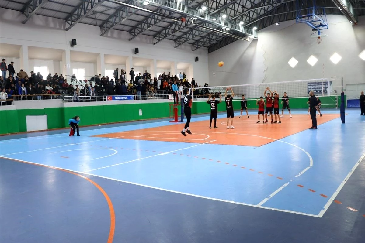 Malatya\'da okullar arasında düzenlenen voleybol şampiyonası tamamlandı
