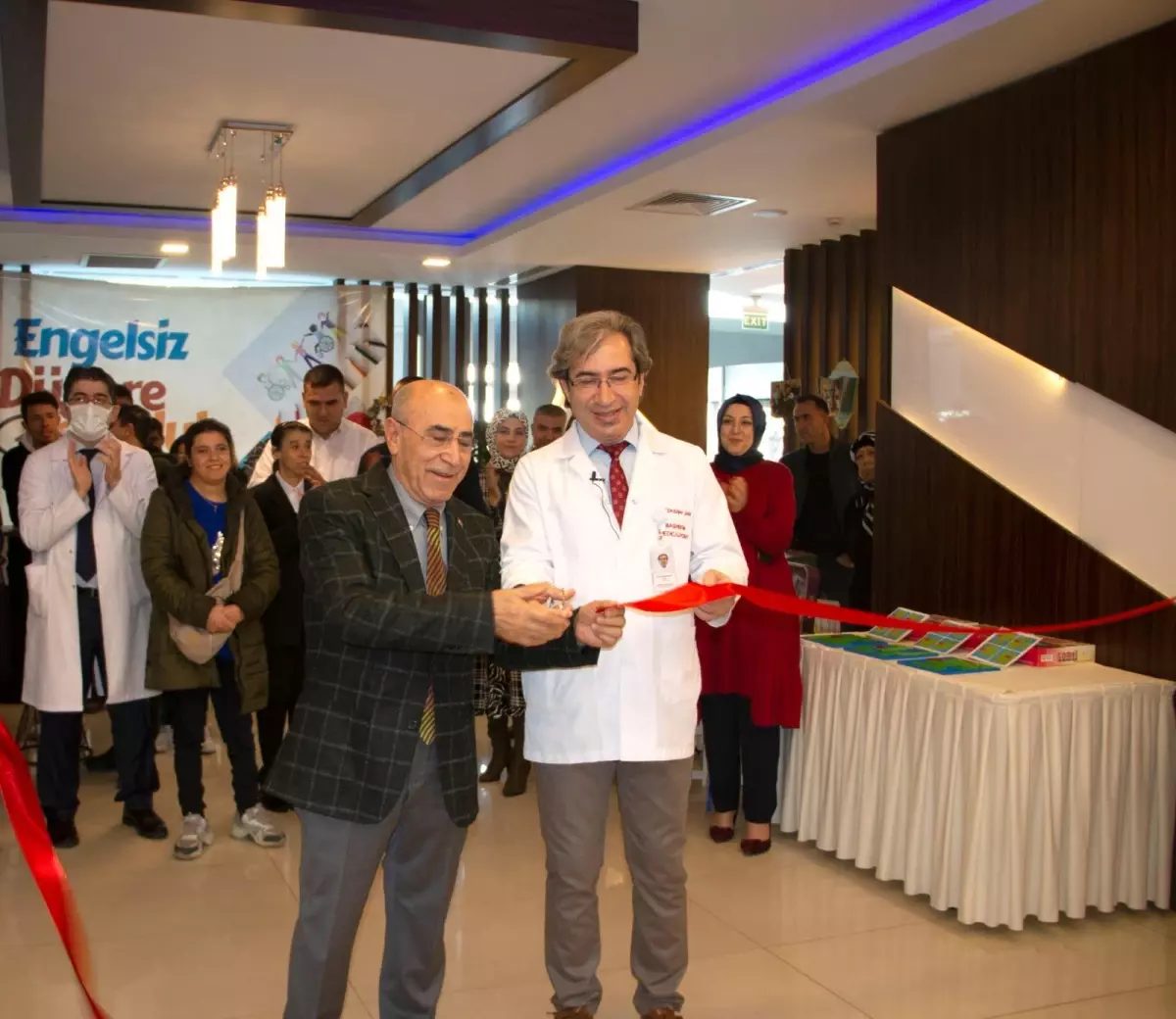 Medical Point\'te "Engelsiz Düşlere Yolculuk" sergisi