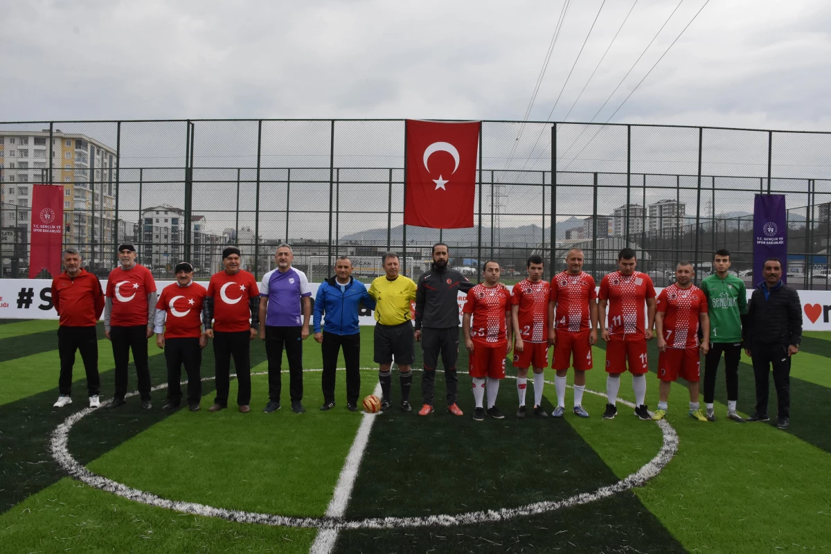 Ordu Valisi Tuncay Sonel gözleri kapalı futbol oynadı