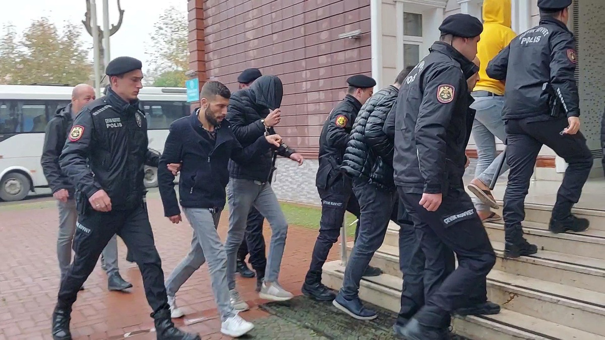Samsun\'da uyuşturucu operasyonunda yakalanan 7 zanlı adliyede