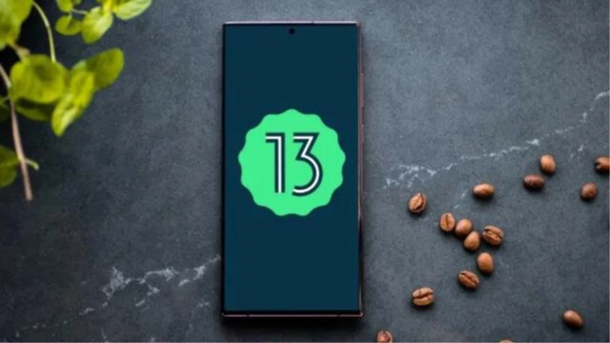 Samsung\'dan bir modele daha Android 13 sürprizi!