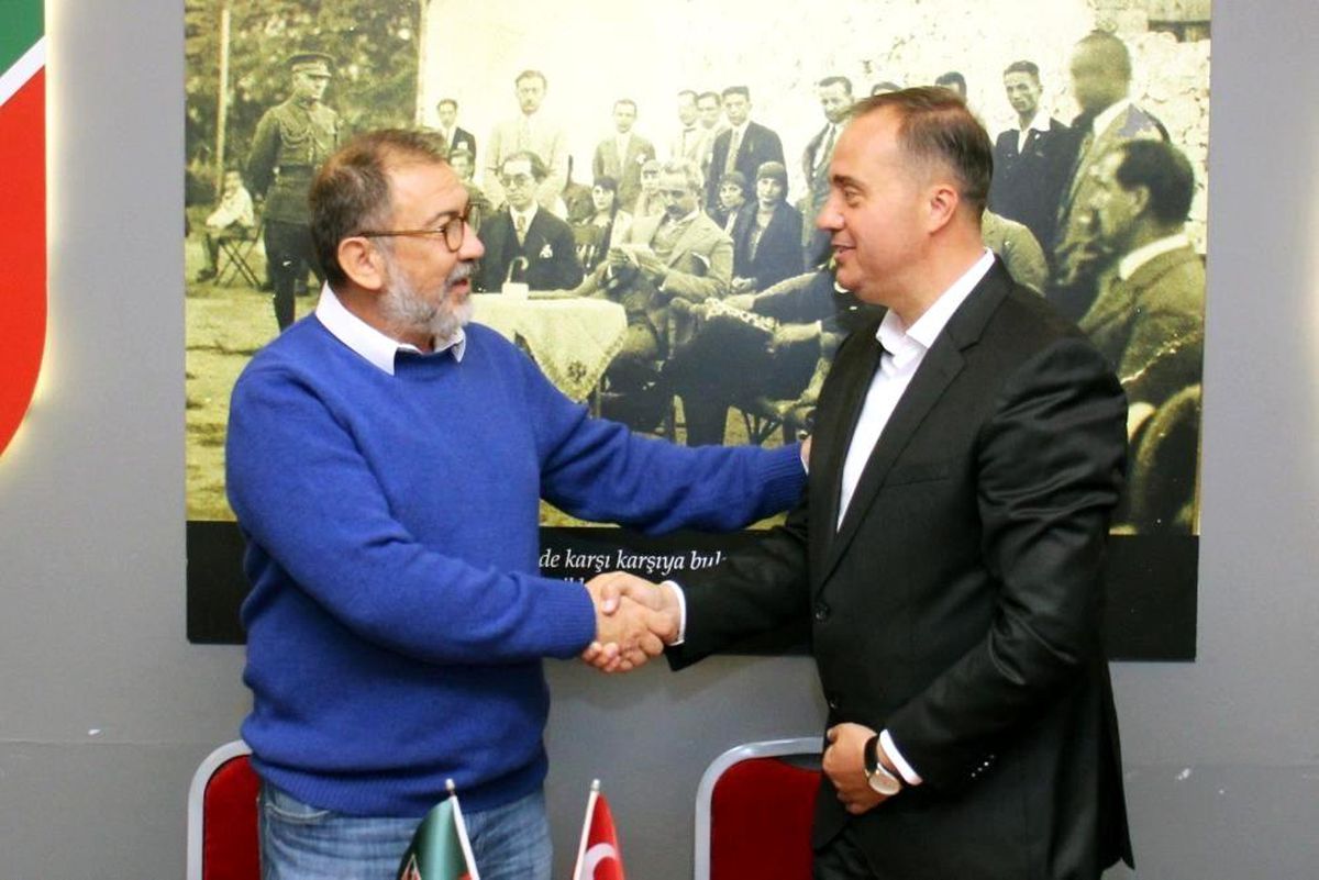 Selahaddin Dinçel: "Bu sezon üst ligi hedefleyen ve kupa kaldıran bir Karşıyaka olacak"