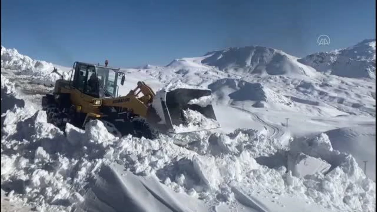 Şırnak\'ta kardan kapanan köy yolunun ulaşıma açılmasına çalışılıyor