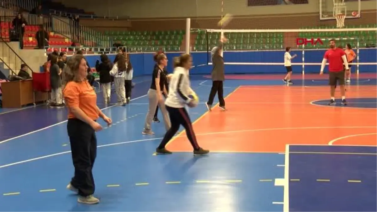 SPOR Nevşehir\'de voleybol ile tanışan 48 kadın, antrenman yaptı