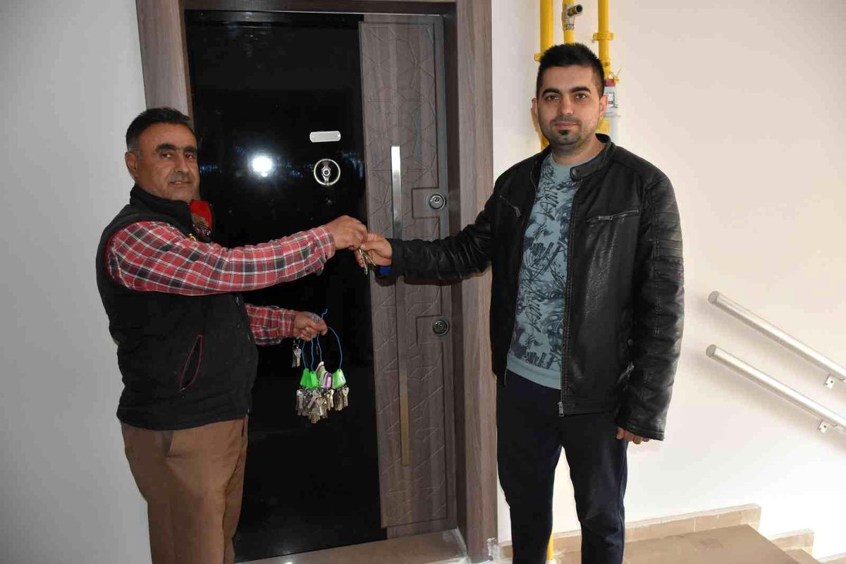 Tosya\'da inşa edilen TOKİ konutları sahiplerine teslim edilmeye başlanıldı