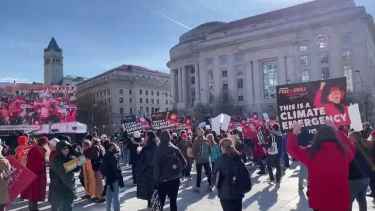 WASHINGTON - ABD Senatörü Jeff Merkley, Greenpeace\'in düzenlediği "Fire Drill Fridays" mitingine katıldı