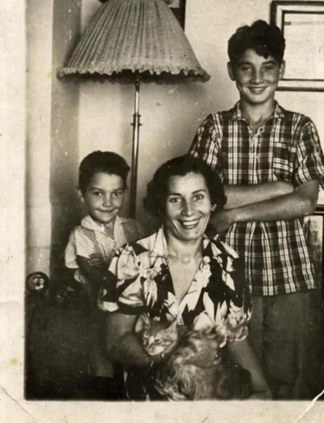 Yeşilçam'ın cefakar annesiydi! Meğer 2 oğlu da kendisi kadar ünlüymüş