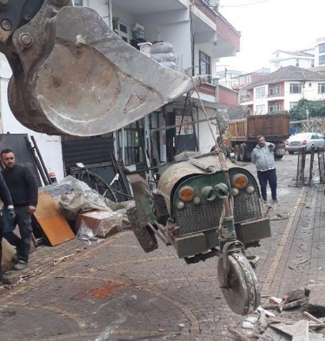 Yıkılan binadan, 72 yıl önce dönemin milletvekili tarafından yapılan traktör çıktı Yıkılan binadan, 72 yıl önce dönemin milletvekili tarafından yapılan traktör çıktı