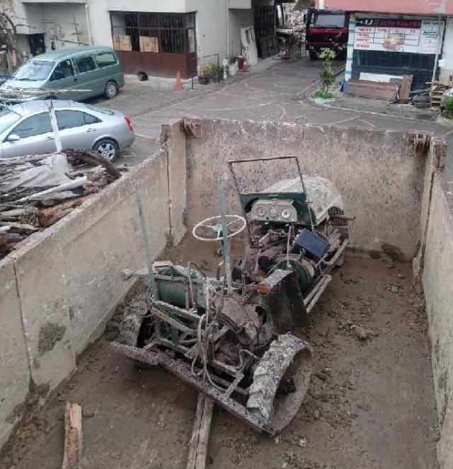 Yıkılan binadan, 72 yıl önce dönemin milletvekili tarafından yapılan traktör çıktı Yıkılan binadan, 72 yıl önce dönemin milletvekili tarafından yapılan traktör çıktı