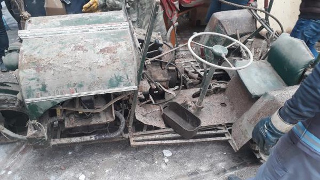 Yıkılan binadan, 72 yıl önce dönemin milletvekili tarafından yapılan traktör çıktı Yıkılan binadan, 72 yıl önce dönemin milletvekili tarafından yapılan traktör çıktı