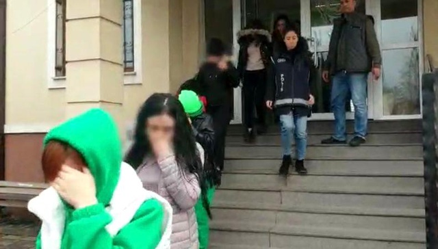 6 adrese eş zamanlı fuhuş operasyonu: 2 kişi tutuklandı 6 adrese eş zamanlı fuhuş operasyonu: 2 kişi tutuklandı