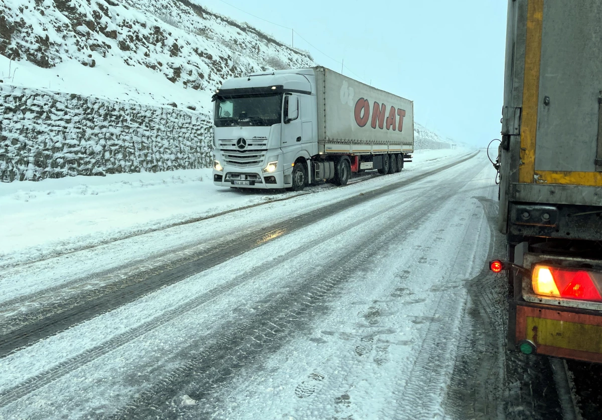 Ardahan\'da kar yağışı ve tipi ulaşımı aksatıyor