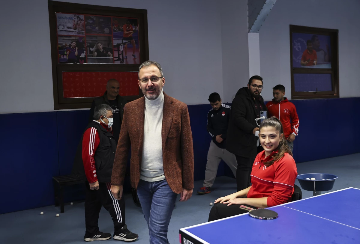 Bakan Kasapoğlu, bedensel engelli masa tenisçilerle bir araya geldi