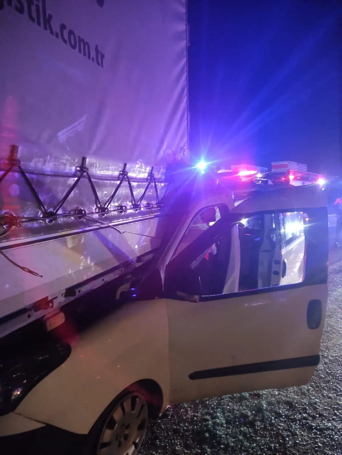 Batman\'da hafif ticari aracın tıra çarpması sonucu 1 kişi öldü, 4 kişi yaralandı