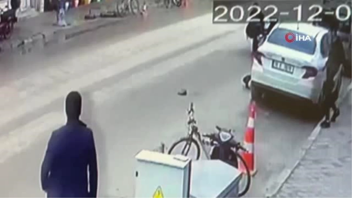 Bursa\'da motosikletlinin yaşlı adama çarptığı anlar kamerada