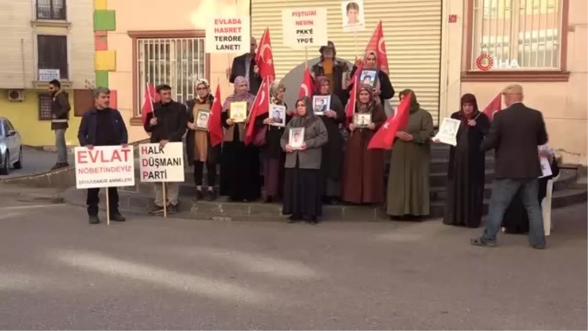 Evlat nöbetine bir yüreği yanık anne daha katıldıPKK ve HDP\'ye karşı başlatılan direnişe katılan aile sayısı 334 oldu
