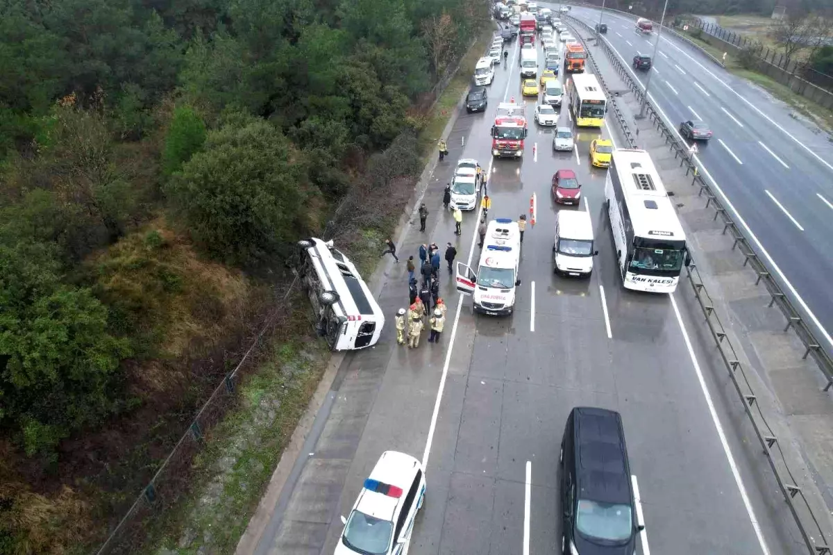 Eyüpsultan\'da içerisinde turistlerin bulunduğu servis minibüsü devrildi: 2\'si ağır 10 yaralı