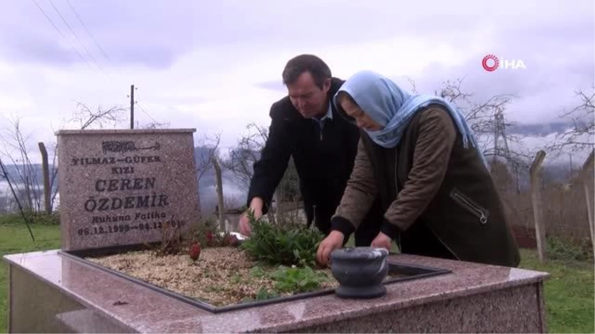 Feci şekilde öldürülen Ceren Özdemir, üçüncü yılında mezarı başında anıldı