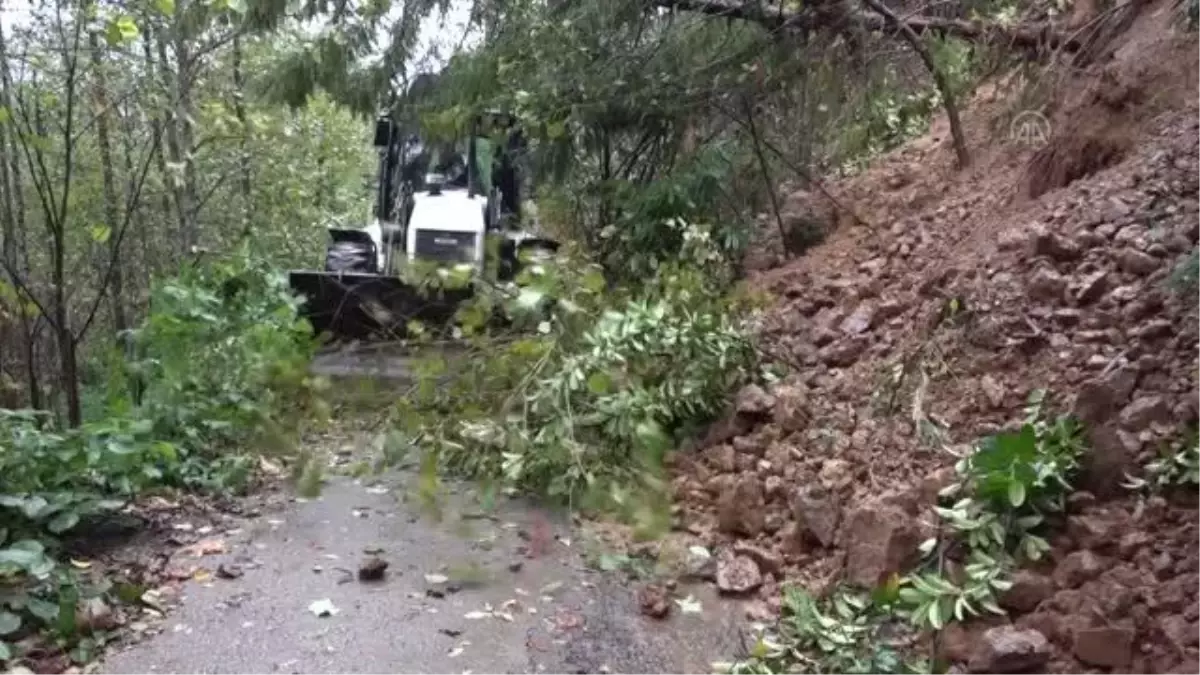 Heyelan nedeniyle 2 köy yolu ulaşıma kapandı