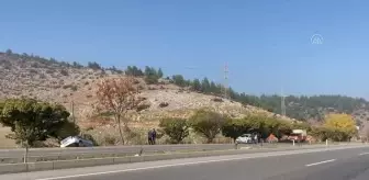 KAHRAMANMARAŞ - Lastiği patlayan otomobil şarampole devrildi, 3 kişi yaralandı