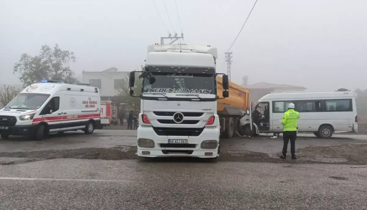 Kahramanmaraş'ta tırla çarpışan minibüsteki 5 kişi yaralandı
