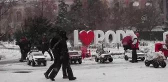 Kiev'de kar yağışı etkili oldu