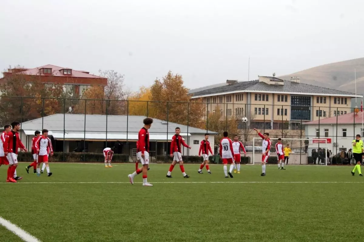 Liseliler futbol turnuvasının finaline süper lig maçına çıkar gibi çıktılar o anlar yüzlerde tebessüm oluşturdu