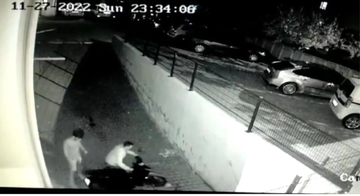 Motosikleti çalan iki hırsız kamerada